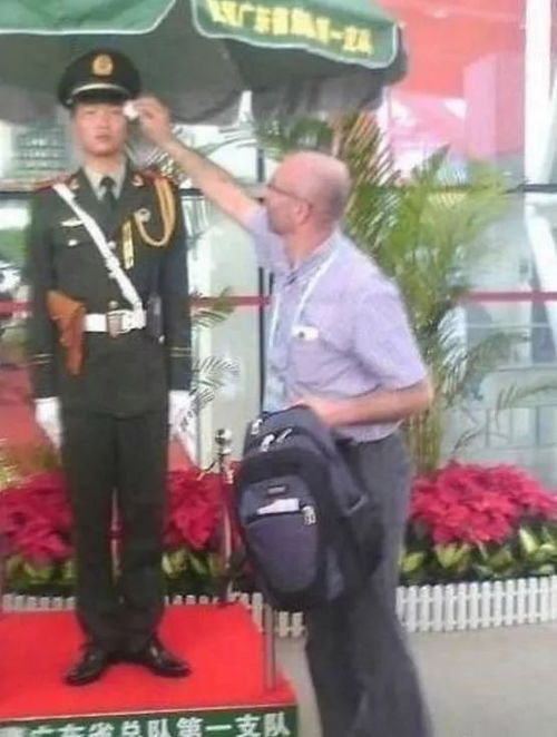 汗水浸透衣衫，中国军人的坚韧令人动容