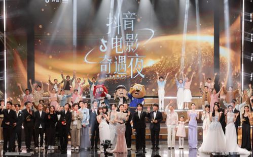 一群人在观看抖音魔术师表演