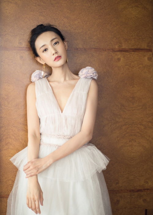 李一桐身着40年前古董礼服惊艳亮相