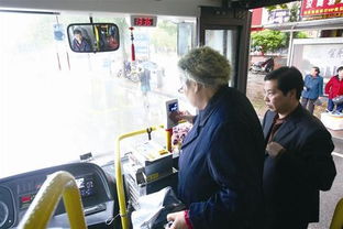 老年人乘坐公交车