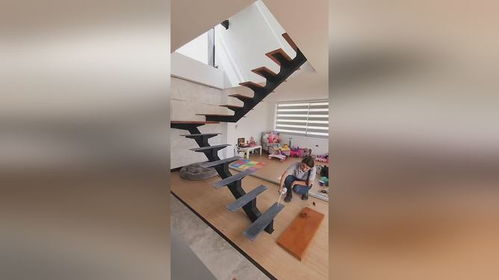 记者实拍楼梯现场