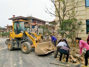 工人清理河里垃圾画面