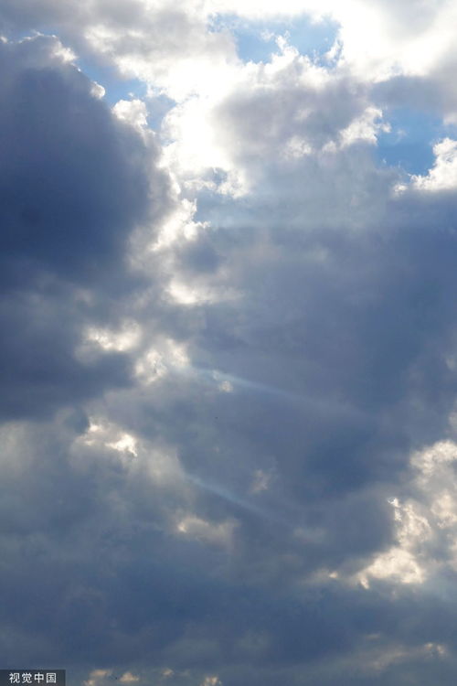 人们拍摄棉花糖云