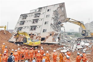 救援人员在现场紧张施救