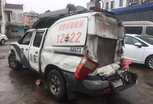 惊险一刻！司机睡着致车辆失控，警车勇挡保少年安全