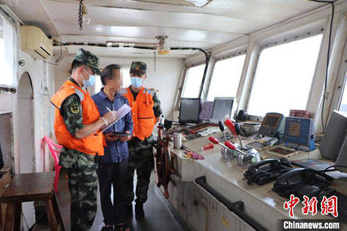 执法人员查看现场情况