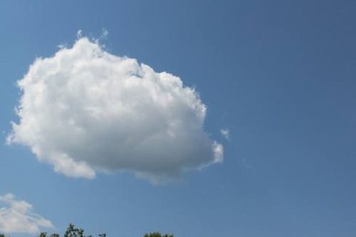 美！河南天空惊现巨型‘棉花糖’奇景