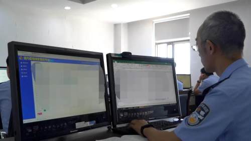 警察查看数据