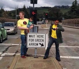 写着幽默话语的指示牌