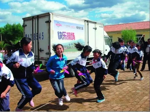 学生们在操场玩耍