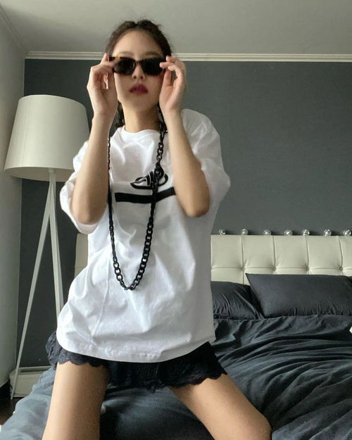 黑蕾丝短裙特写