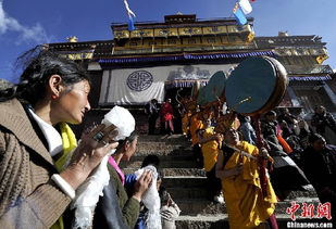 民众手捧哈达迎接