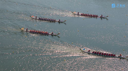 救援船只在河面穿梭