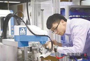 技术人员调试酒店机器人