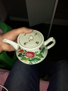 鉴定师正在认真鉴定古董