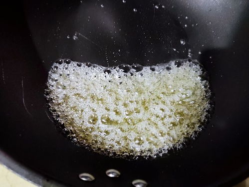 锅中熬制的糖浆泛起泡泡