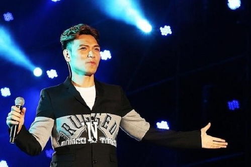 杨宗纬舞台摔倒疑似短暂昏迷，现场情况令人揪心