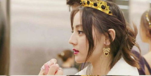 迪丽热巴黑蕾丝短裙造型惊艳全场