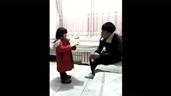 昏暗路灯下有个黑影闪过