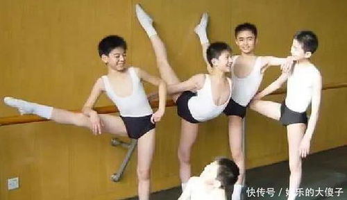 哥哥们练舞休息时的欢乐场景