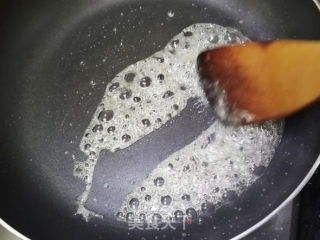 刚出锅裹满糖浆的地瓜块