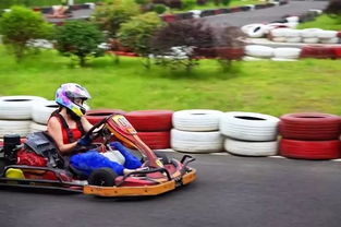 游客坐卡丁车下山的场景