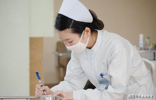 咬掉穿戴甲救人护士：疼痛背后的责任担当