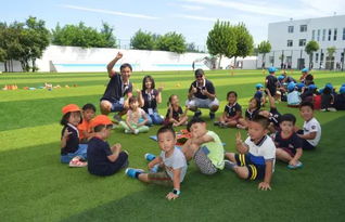 孩子们围坐在一起读书的场景