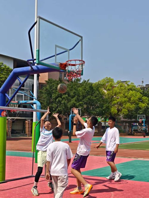 孩子们学习科比打球的样子