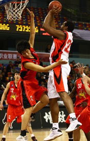 爱德华兹与篮球队交流