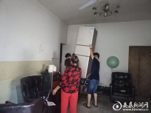 工作人员转移居民