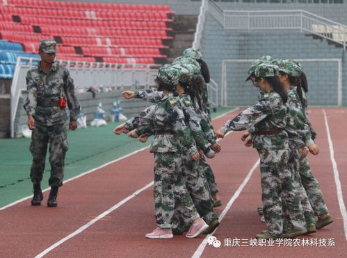 教官认真指导细节