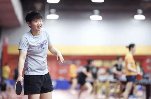 孙颖莎与教练合影