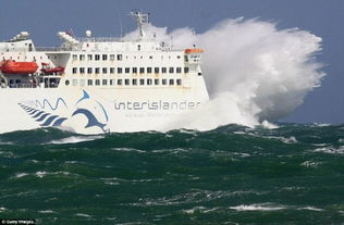 三亚海边惊现巨浪直逼灯塔塔顶，背后真相令人担忧！