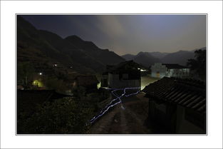 阴森恐怖的山村夜景
