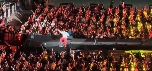 杨宗纬摔下舞台惊魂一刻！头部先着地太吓人