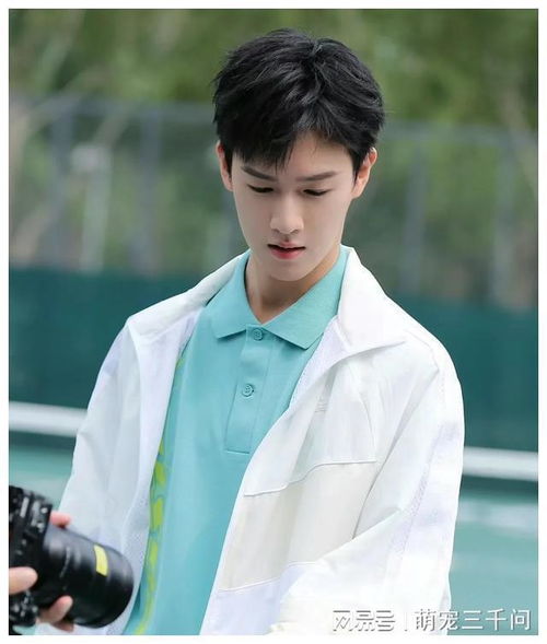 李昀锐在宣传大片中展示牛仔服饰细节