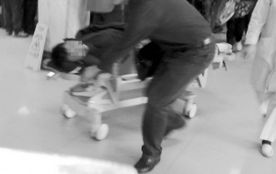 男子被送医