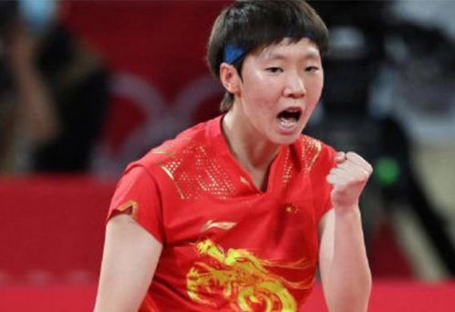 孙颖莎王曼昱捧杯庆祝