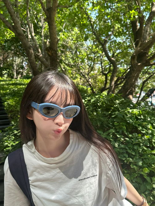 田曦薇在工作中认真工作的样子