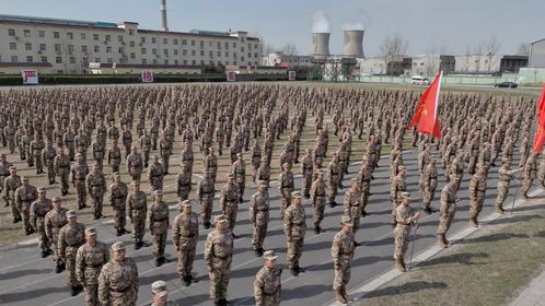 阅兵式上陆军方队率先劈枪走过天安门，震撼全场！