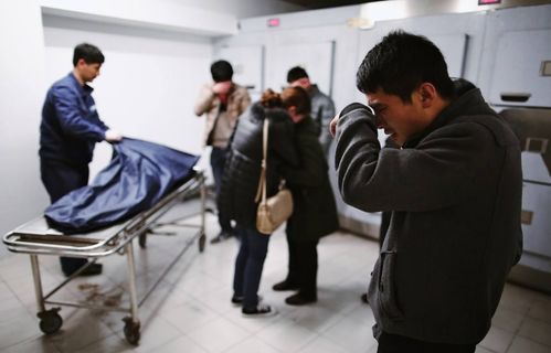 家属悲痛场景图