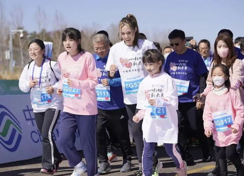 爱德华兹参加慈善活动