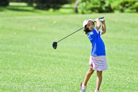 刘宇婕在世界之星青少年高尔夫锦标赛夺冠举奖杯