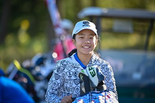 刘宇婕在AJGA比赛中专注打球