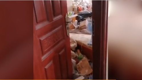 男子退租竟留满柜尿瓶，离厕所仅十步引众怒！