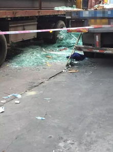 男子被布料压住，家人拼命救人，消防员紧急救助