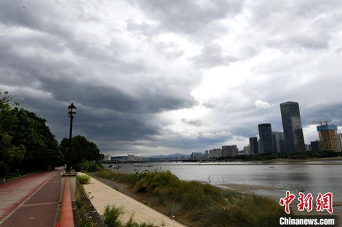 三亚发布台风黄色预警，市民需做好应对措施