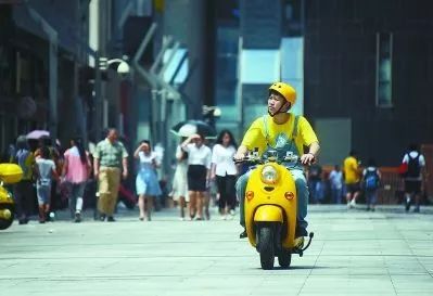 外卖小哥顶着烈日送餐