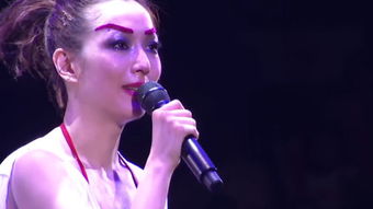 歌手深情演唱的瞬间